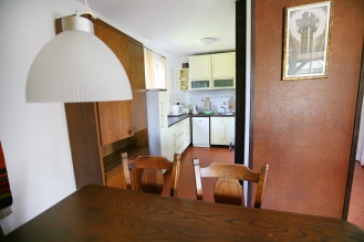Parter - widok na kuchnie od strony stołu.
